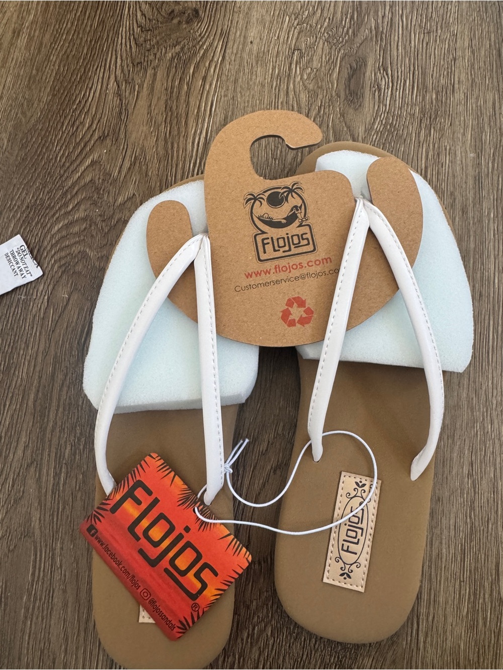 NWT: Flojos White Strap Brown Footbed Flip Flops - Picture 2 of 8